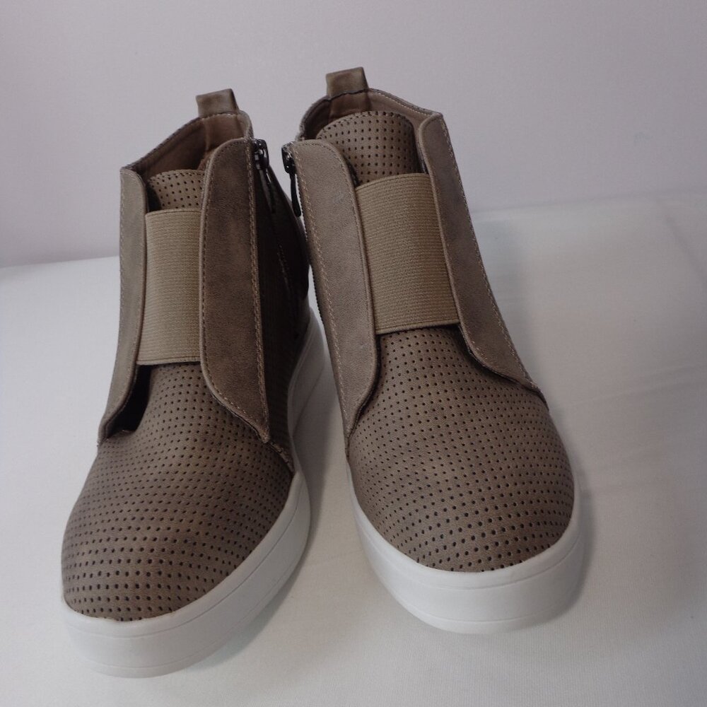 JOURNEE COLLECTION Women's Taupe Perforated Clara Wedge Bootie Sneakers Size 7.5